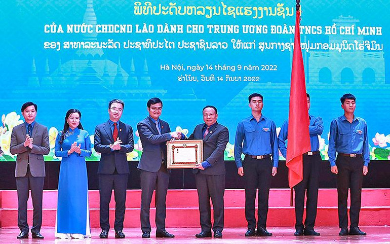 Bí thư Trung ương Đoàn Thanh niên Nhân dân Cách mạng Lào Monxay Laomuasong trao Huân chương Lao động hạng Nhất của nước Cộng hòa Dân chủ Nhân dân Lào tặng Trung ương Đoàn Thanh niên Cộng sản Hồ Chí Minh.