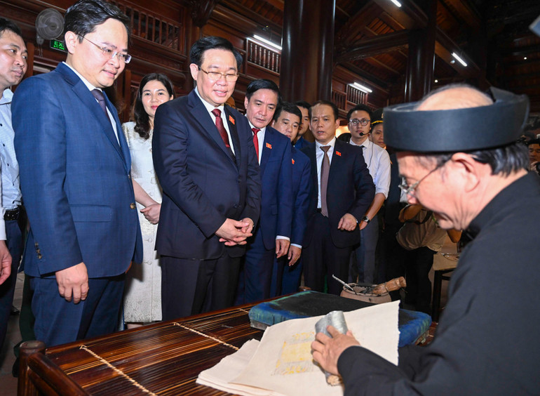 Chủ tịch Quốc hội Vương Đình Huệ và các đại biểu thăm Trung tâm bảo tồn tranh dân gian Đông Hồ.