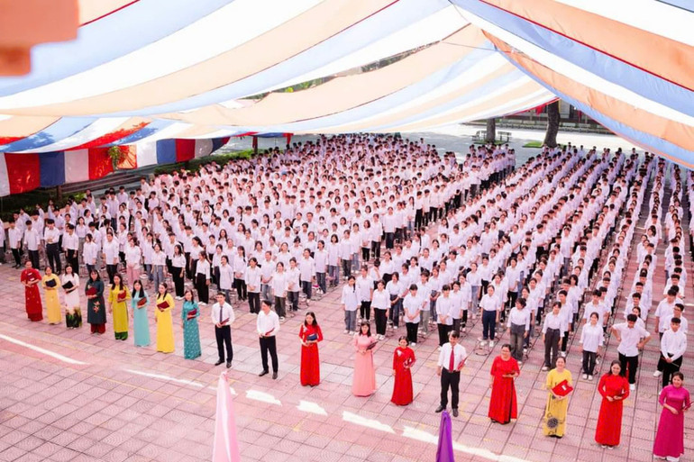 Thầy trò nhà trường tại lễ khai giảng năm học 2024-2025. Thầy trò nhà trường tại lễ khai giảng năm học 2024-2025.