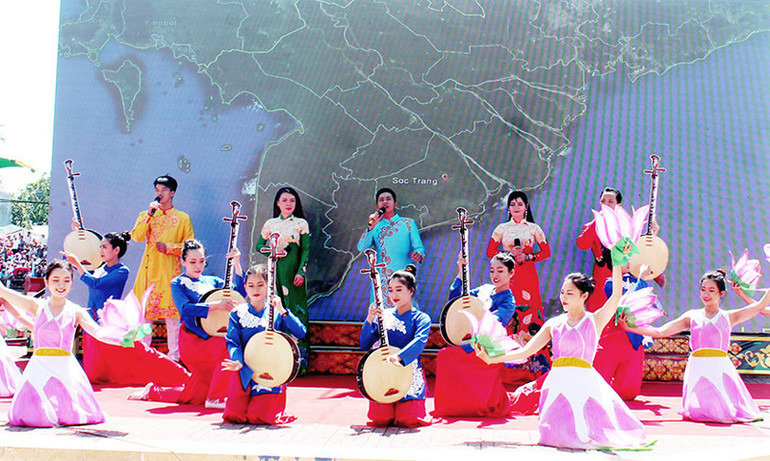 Trang phục dân tộc Hoa ở Sóc Trăng.