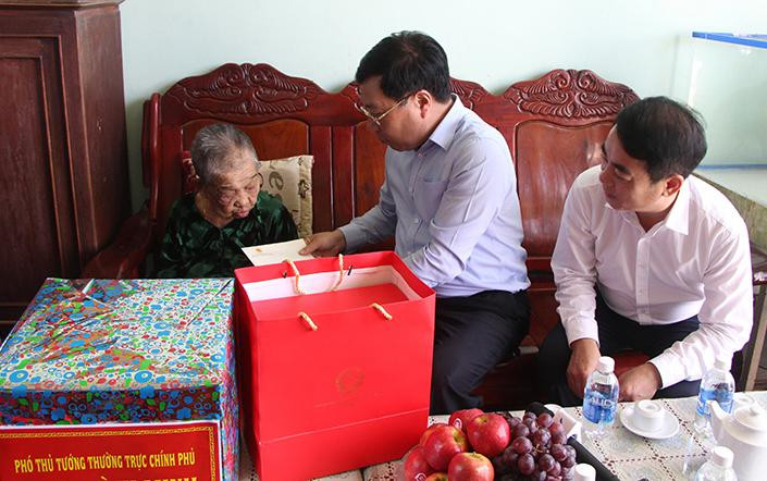 Phó Thủ tướng Thường trực Chính phủ đến thăm và tặng quà Mẹ Việt Nam Anh hùng Nguyễn Kim Hoa. Phó Thủ tướng Thường trực Chính phủ đến thăm và tặng quà Mẹ Việt Nam Anh hùng Nguyễn Kim Hoa.