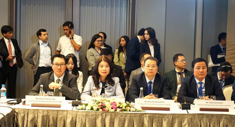 Lãnh đạo nhiều địa phương là thành viên tham gia Đoàn đại biểu cấp cao Việt Nam trong chuyến thăm Cộng hòa Uzberkistan lần này. (Ảnh: VĂN CHÚC)