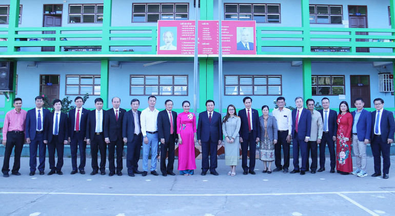 Đoàn đại biểu cấp cao Học viện Chính trị quốc gia Hồ Chí Minh đến thăm Trường song ngữ Lào-Việt Nam Nguyễn Du tại Thủ đô Vientiane. (Ảnh: TRỊNH DŨNG) Đoàn đại biểu cấp cao Học viện Chính trị quốc gia Hồ Chí Minh đến thăm Trường song ngữ Lào-Việt Nam Nguyễn Du tại Thủ đô Vientiane. (Ảnh: TRỊNH DŨNG)