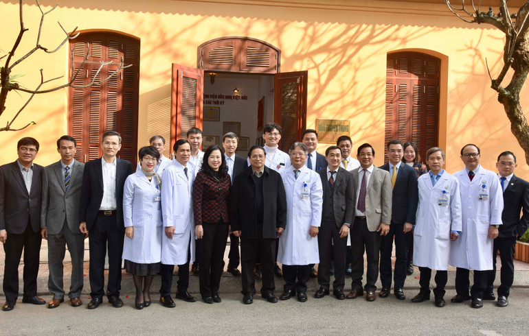 Thủ tướng Phạm Minh Chính với cán bộ, y bác sĩ, nhân viên y tế Bệnh viện Hữu nghị Việt Đức (Hà Nội).