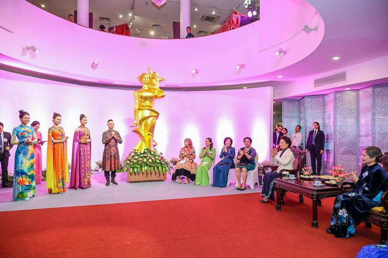 Phu nhân Tổng Bí thư Nguyễn Phú Trọng và Phu nhân Tổng Bí thư, Chủ tịch Trung Quốc Tập Cận Bình xem trình diễn áo dài truyền thống Việt Nam.