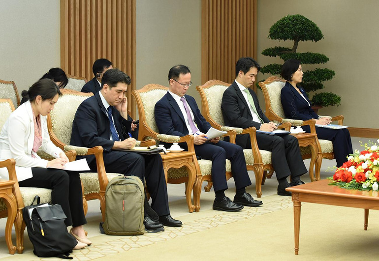 Các thành viên trong đoàn tháp tùng Bộ trưởng Ngoại giao Hàn Quốc Park Jin tham dự buổi tiếp.