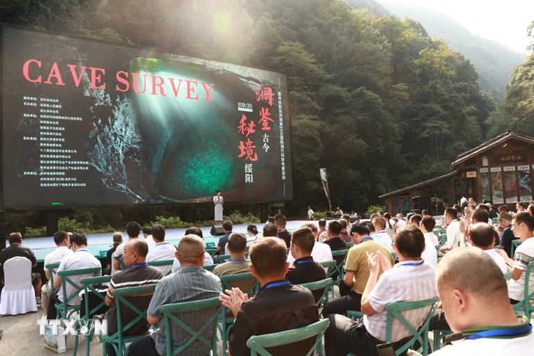 Các nhà khoa học Trung Quốc, Pháp, Bồ Đào Nha, Bỉ cùng nhiều nước đã tập trung tại hang Shuanghe để tham dự buổi lễ công bố cuộc thám hiểm khoa học quốc tế lần thứ 23. (Ảnh: THX/TTXVN) Các nhà khoa học Trung Quốc, Pháp, Bồ Đào Nha, Bỉ cùng nhiều nước đã tập trung tại hang Shuanghe để tham dự buổi lễ công bố cuộc thám hiểm khoa học quốc tế lần thứ 23. (Ảnh: THX/TTXVN)