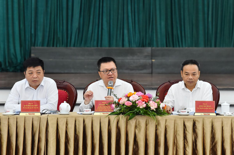 Đồng chí Lê Quốc Minh, Ủy viên Trung ương Đảng, Tổng Biên tập Báo Nhân Dân, Phó Trưởng Ban Tuyên giáo Trung ương, Chủ tịch Hội Nhà báo Việt Nam trả lời một số ý kiến được nêu ra tại hội nghị.