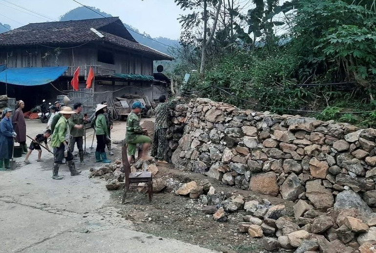 Những mét hàng rào đá đầu tiên ở Thôm Khoan.