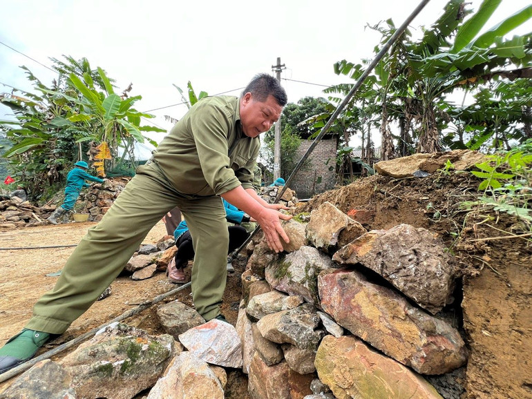 Lao động vất vả nhưng người dân đều phấn khởi khi nhận thức được ý nghĩa, hiệu quả từ thay đổi tư duy, nhận thức.