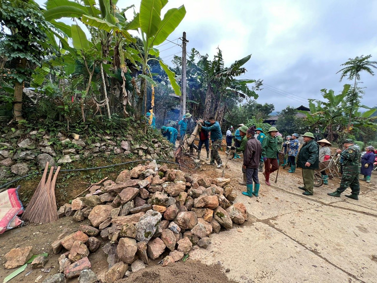 Đá xếp hàng rào được người dân vận chuyển về thôn.