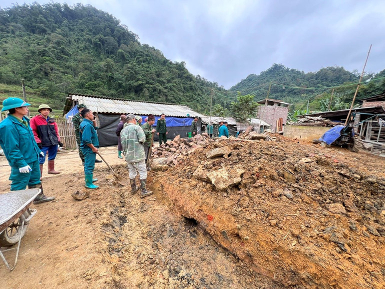 Một vị trí chuồng trại chăn nuôi được di dời nhường chỗ cho xây dựng hàng rào đá.
