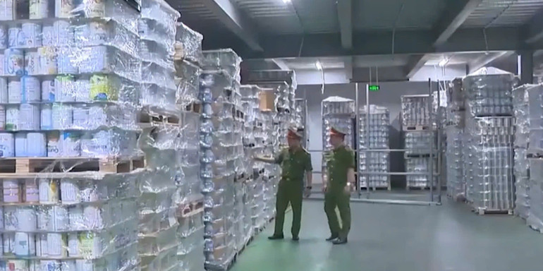 Chú thích ảnh: Cơ quan công an triệt phá đường dây sản xuất, buôn bán, tiêu thụ sữa kém chất lượng quy mô lớn. (Ảnh chụp màn hình ANTV)