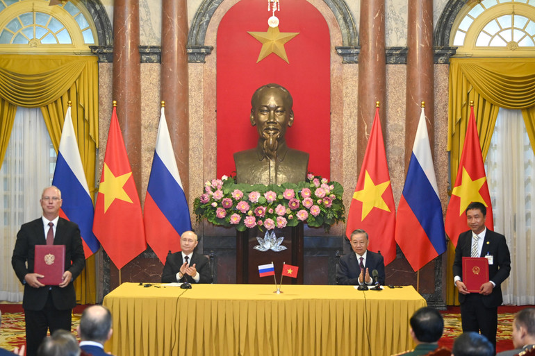 Chủ tịch nước Tô Lâm và Tổng thống Liên bang Nga Vladimir Putin chứng kiến lễ trao Biên bản ghi nhớ giữa Công ty cổ phần Quản lý BVIM và Quỹ Đầu tư trực tiếp Nga (RDIF).