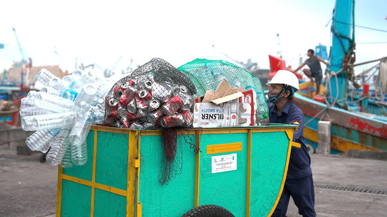 Mô hình thu gom rác thải từ tàu cá ngư dân đang mang lại những hiệu quả trong việc bảo vệ môi trường biển.