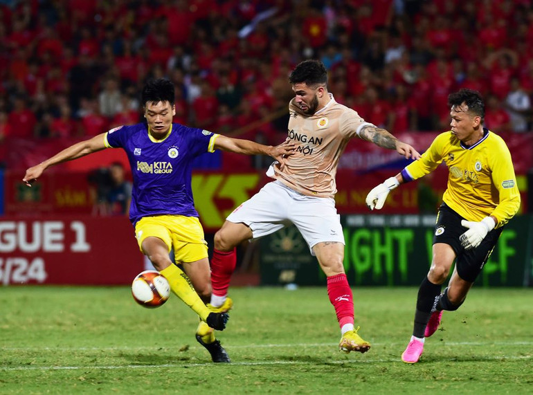 Nỗ lực cản phá của Thành Chung vô tình trở thành đường kiến tạo cho Junior Fialho thoải mái đánh bại thủ môn Tấn Trường để mở tỷ số trận đấu.