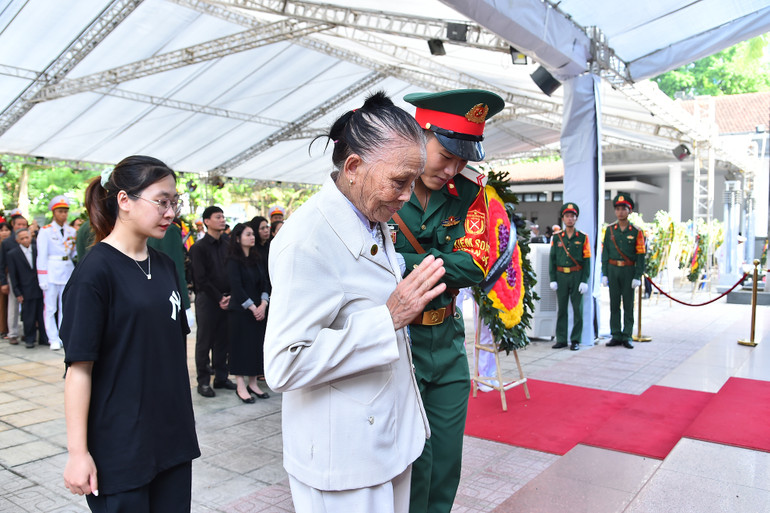 Nhiều người trải qua một quãng đường di chuyển xa tới Nhà tang lễ Quốc gia để vào viếng Tổng Bí thư Nguyễn Phú Trọng.