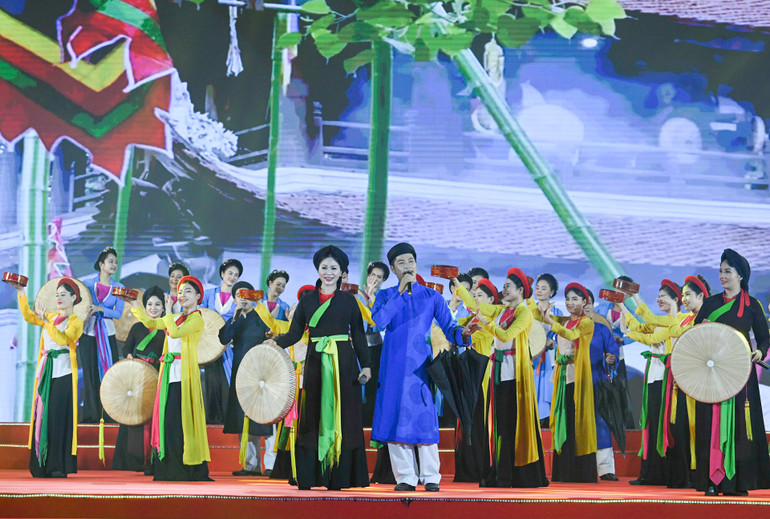 Chương trình nghệ thuật mở đầu Lễ kỷ niệm và công bố Nghị quyết thành lập thị xã Thuận Thành.