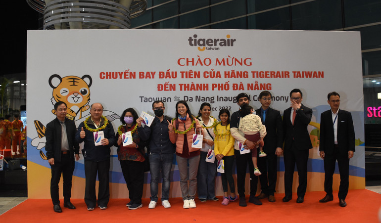 Sở Du lịch Đà Nẵng tổ chức chào đón và tặng hoa, quà lưu niệm cho các hành khách.