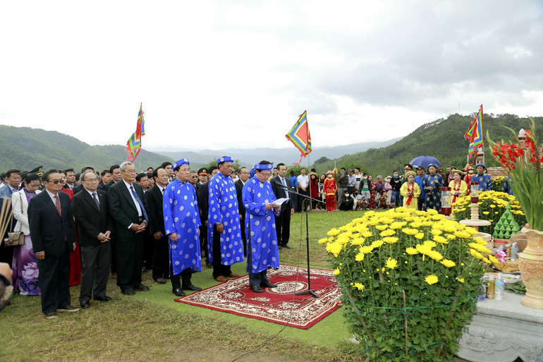 Lãnh đạo tỉnh Bình Định dâng hương tại di tích Đài Kính Thiên ở núi Ấn (thôn Hòa Sơn, xã Bình Tường, huyện Tây Sơn, tỉnh Bình Định).