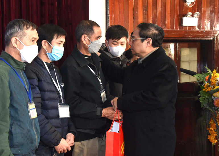 Thủ tướng Phạm Minh Chính tặng quà cho gia đình bệnh nhân có hoàn cảnh khó khăn.