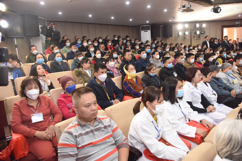 Y bác sĩ, bệnh nhân tham dự buổi lễ.