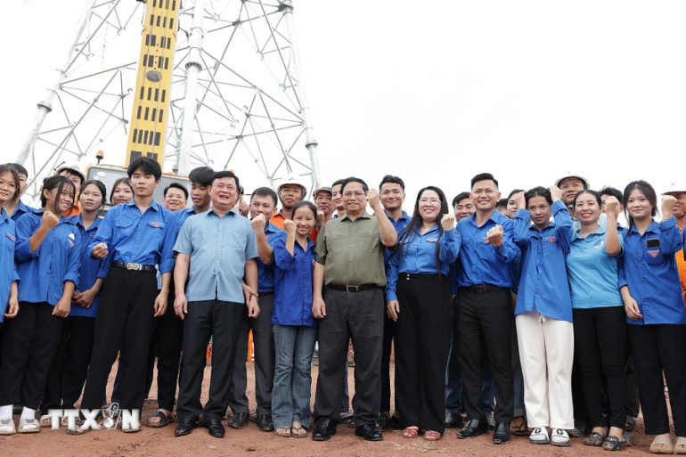 Thủ tướng Phạm Minh Chính với thanh niên trên công trường dự án đường dây tải điện 500kV mạch 3 đoạn qua tỉnh Nghệ An.