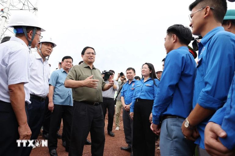 Thủ tướng Phạm Minh Chính động viên thanh niên trên công trường dự án đường dây tải điện 500kV mạch 3 Quảng Trạch-Phố Nối đoạn qua tỉnh Nghệ An.