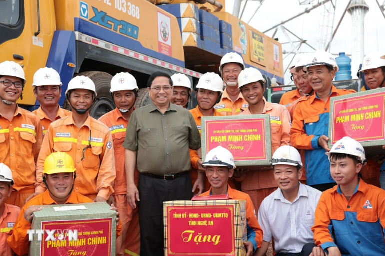 Thủ tướng Phạm Minh Chính tặng quà kỹ sư, công nhân các đơn vị đang thi công dự án đường dây tải điện 500kV mạch 3 Quảng Trạch-Phố Nối đoạn qua tỉnh Nghệ An.