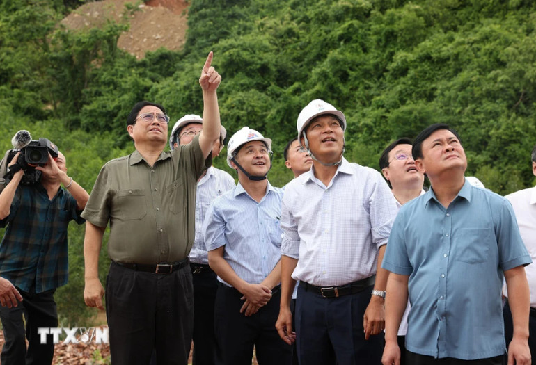 Thủ tướng Phạm Minh Chính kiểm tra công trường thi công dự án đường dây tải điện 500kV mạch 3 đoạn qua tỉnh Nghệ An.