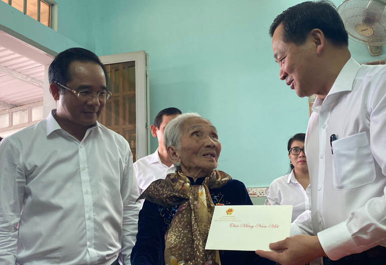 Phó Thủ tướng Chính phủ Lê Minh Khái thăm tặng quà thăm Mẹ Việt Nam Anh hùng Lại Thị Bướng, xã Tân Phú, Đức Hòa, Long An.