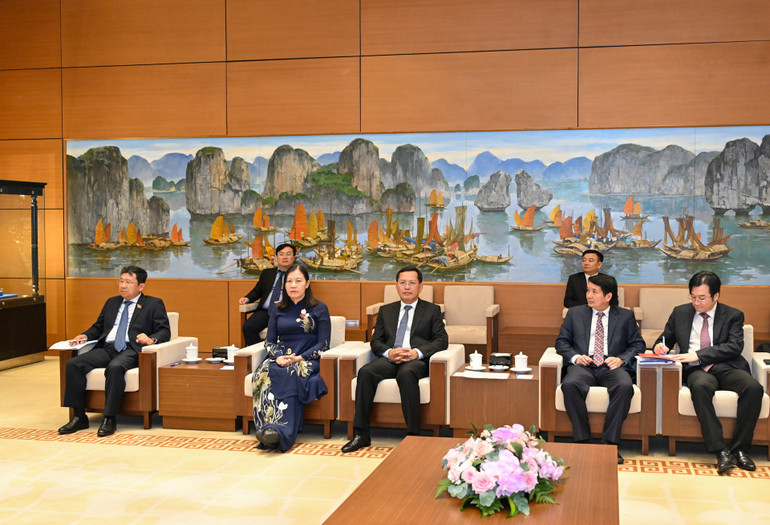 Chủ nhiệm Ủy ban Đối ngoại Vũ Hải Hà, Chủ nhiệm Ủy ban Tư pháp Lê Thị Nga cùng lãnh đạo Toà án Nhân dân tối cao, Văn phòng Quốc hội và các đại biểu dự buổi tiếp. Chủ nhiệm Ủy ban Đối ngoại Vũ Hải Hà, Chủ nhiệm Ủy ban Tư pháp Lê Thị Nga cùng lãnh đạo Toà án Nhân dân tối cao, Văn phòng Quốc hội và các đại biểu dự buổi tiếp.