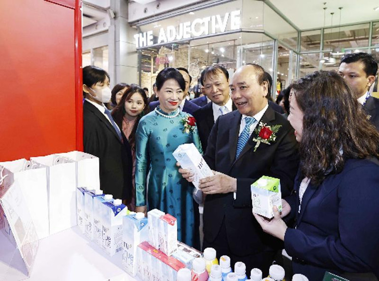 Chủ tịch nước Nguyễn Xuân Phúc cùng phu nhân và đoàn công tác tham quan gian hàng tại Tuần lễ hàng Việt Nam tại Thái Lan 2022.