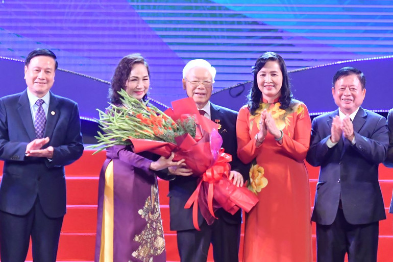 Lãnh đạo Liên hiệp các Hội Văn học nghệ thuật Việt Nam trao Kỷ niệm chương Vì sự nghiệp Văn học nghệ thuật Việt Nam và tặng hoa Tổng Bí thư Nguyễn Phú Trọng.