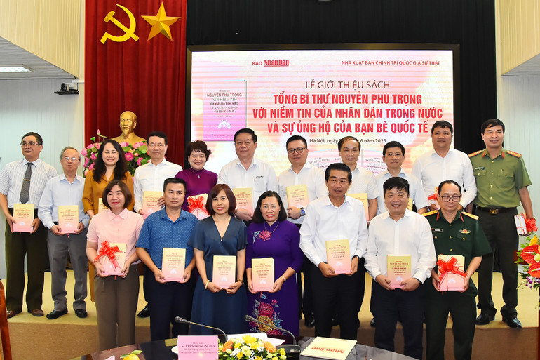 Trưởng Ban Tuyên giáo Trung ương Nguyễn Trọng Nghĩa và Tổng Biên tập Báo Nhân Dân Lê Quốc Minh cùng các đại biểu chụp ảnh lưu niệm chung sau buổi lễ ra mắt sách.