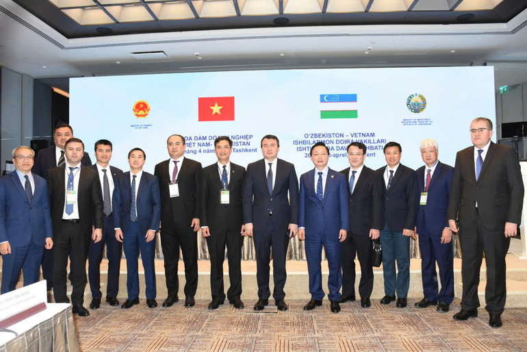 Phó Thủ tướng Chính phủ Trần Hồng Hà và các đại biểu dự Tọa đàm. (Ảnh: VĂN CHÚC)