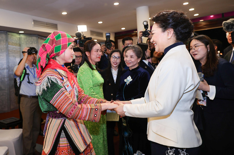 Phu nhân Tổng Bí thư Nguyễn Phú Trọng và Phu nhân Tổng Bí thư, Chủ tịch Trung Quốc Tập Cận Bình gặp gỡ, giao lưu với các đại biểu.