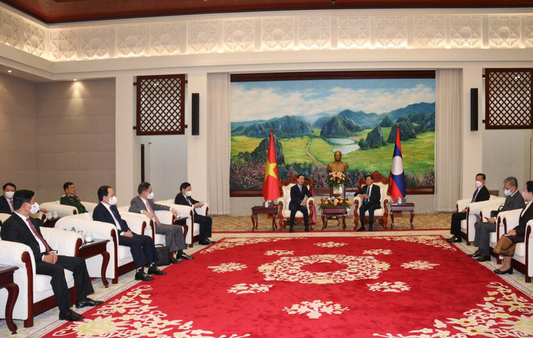 Tổng Bí thư, Chủ tịch nước Lào Thongloun Sisoulith (phải) tiếp đồng chí Võ Văn Thưởng và đoàn đại biểu cấp cao Đảng, Nhà nước Việt Nam.