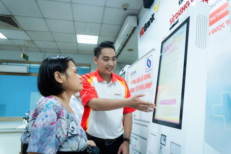 Kiosk Y tế thông minh MediPaygiúp bệnh nhân rút ngắn toàn bộ quy trình chỉ còn 1 – 2 phút, từ đăng ký đến hoàn tất thanh toán. Kiosk Y tế thông minh MediPaygiúp bệnh nhân rút ngắn toàn bộ quy trình chỉ còn 1 – 2 phút, từ đăng ký đến hoàn tất thanh toán.