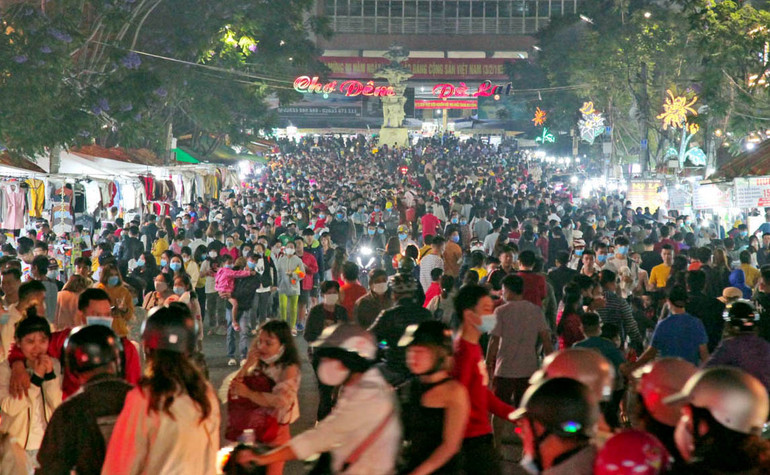 Chợ đêm Đà Lạt luôn thu hút du khách trong các dịp cuối tuần, lễ tết.