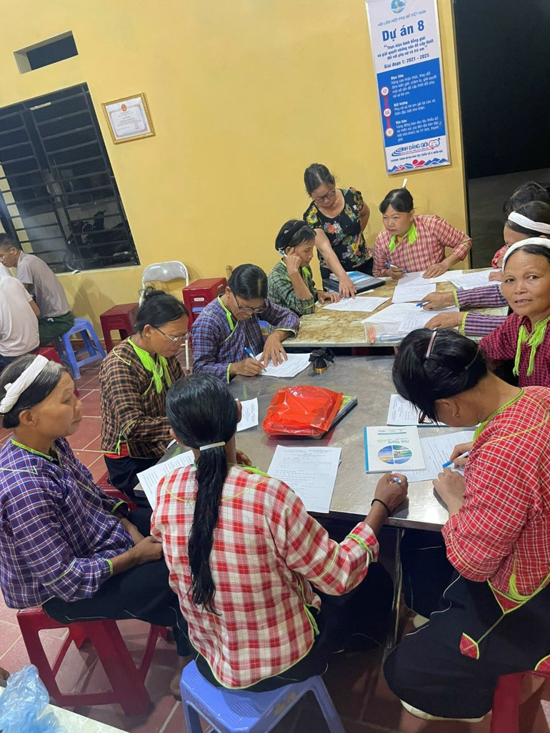 Các giáo viên hướng dẫn bà con tập viết.