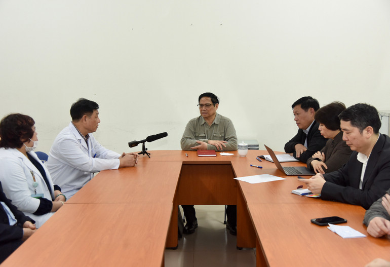 Thủ tướng Phạm Minh Chính kiểm tra, làm việc với Bệnh viện Bệnh Nhiệt đới Trung ương về tình hình thuốc và vật tư y tế.