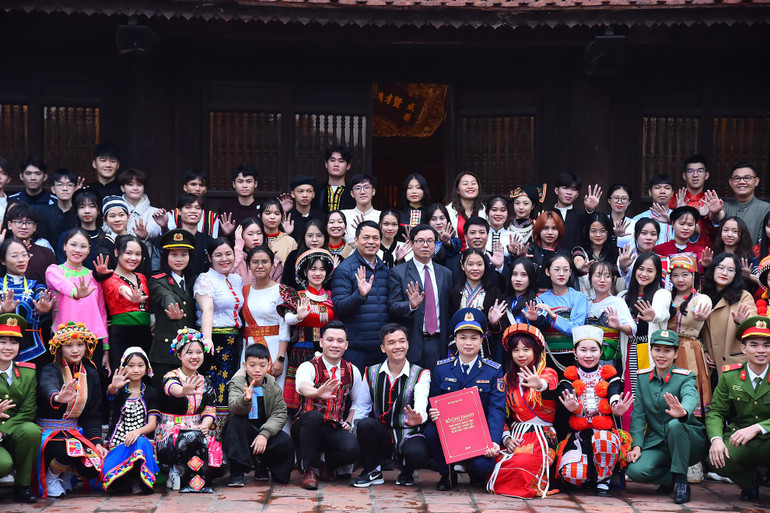 Các đại biểu và học sinh, sinh viên, thanh niên dân tộc thiểu số tham quan, chụp ảnh lưu niệm tại Văn Miếu - Quốc Tử Giám. Các đại biểu và học sinh, sinh viên, thanh niên dân tộc thiểu số tham quan, chụp ảnh lưu niệm tại Văn Miếu - Quốc Tử Giám.