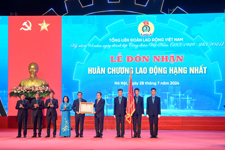 Chủ tịch Quốc hội Trần Thanh Mẫn trao Huân chương Lao động hạng Nhất cho Tổng Liên đoàn Lao động Việt Nam.