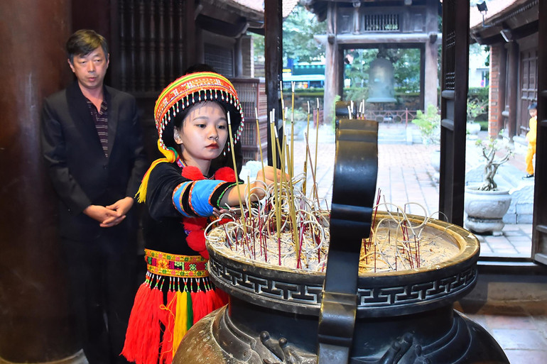 Đại diện các bạn học sinh, sinh viên, thanh niên được vinh danh năm nay dâng hương tưởng nhớ các vị tiền nhân của dân tộc Đại diện các bạn học sinh, sinh viên, thanh niên được vinh danh năm nay dâng hương tưởng nhớ các vị tiền nhân của dân tộc