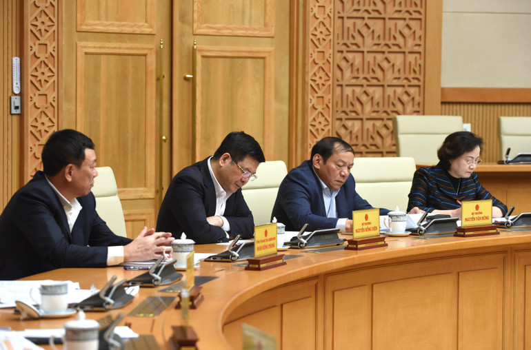 Theo chương trình, tại phiên họp, Chính phủ tập trung thảo luận về: Tình hình kinh tế-xã hội tháng 2 và 2 tháng đầu năm, triển khai Chương trình phục hồi, phát triển kinh tế-xã hội, 3 chương trình mục tiêu quốc gia, giải ngân vốn đầu tư công và các nhiệm vụ, giải pháp trọng tâm thời gian tới; thực trạng tình hình thị trường quốc tế và trong nước, các nhiệm vụ, giải pháp phát triển thị trường trong nước và thúc đẩy xuất khẩu; tình hình thực hiện Nghị quyết số 68/NQ-CP năm 2021 của Chính phủ về một số chính sách hỗ trợ người lao động và người sử dụng lao động gặp khó khăn do đại dịch Covid-19; dự thảo nghị quyết của Chính phủ về việc tiếp tục thực hiện các giải pháp bảo đảm thuốc, trang thiết bị y tế.