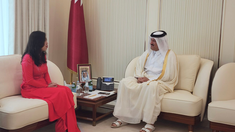 Thứ trưởng Ngoại giao Lê Thị Thu Hằng tiếp xúc với Thứ trưởng Công thương Sultan Bin Rashid Al Khater.