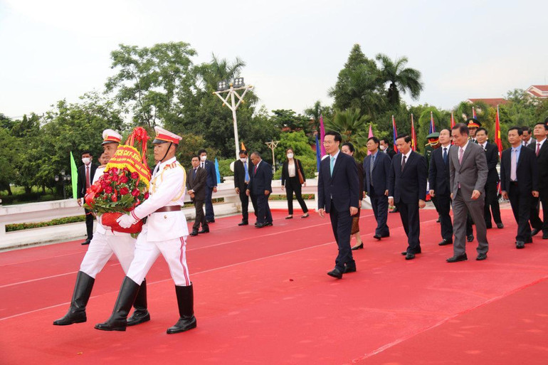 Đồng chí Võ Văn Thưởng đặt vòng hoa tại Tượng đài Chủ tịch Kaysone Phomvihane, chiều 17/7.
