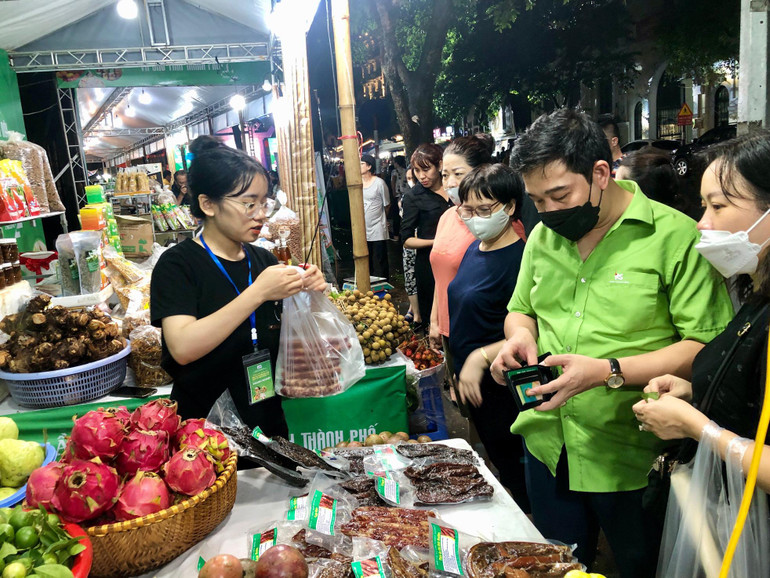 Người tiêu dùng mua sắm các sản phẩm OCOP các tỉnh, thành phố tại Tuần hàng.