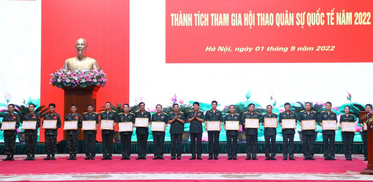 Trao Bằng khen tặng các tập thể có thành tích xuất sắc trong Hội thao.